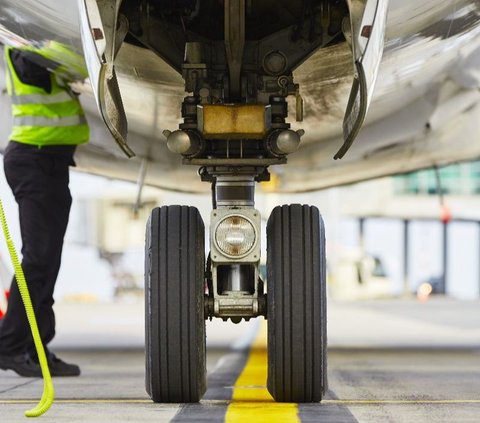 Turns Out This is the Salary of an Aircraft Parking Attendant