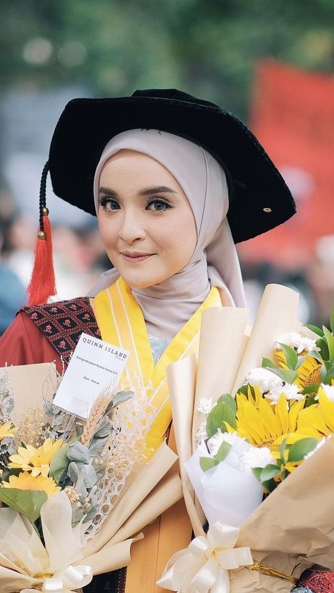 Wanita cantik ini pun akhirnya bisa mewujudkan impiannya mendapatkan gelar Sarjana Hukum.