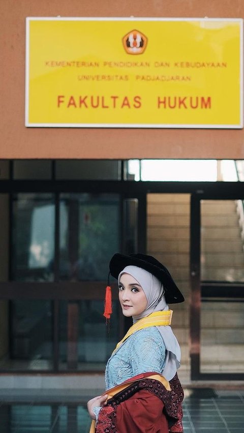 Nabila Ishma lulus dari Fakultas Hukum, Universitas Padjadjaran Bandung.