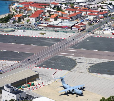 The Most Extreme Airport in the World, Runway and Road Become One