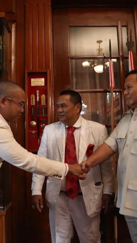 Pemilik nama lengkap Prabowo Subianto Djojohadikusumo ini nampak menjabat tangan putra sulung Hotman.