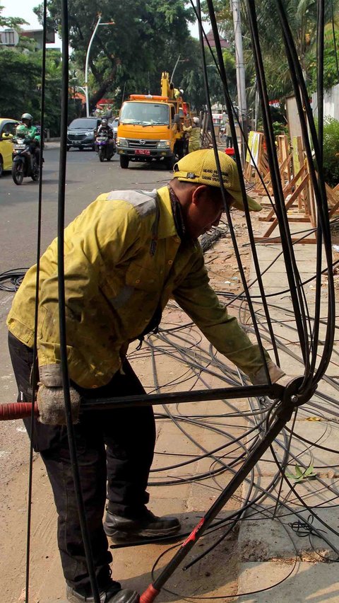 Dalam penertiban tersebut, Dinas Bina Marga DKI Jakarta merelokasi 52 kabel optik udara milik 19 operator di wilayah Menteng.