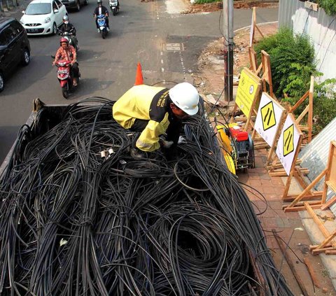 Kabel udara yang dipindahkan itu berada di Jalan Agus Salim, Jalan Yusuf Adiwinata dan Jalan Gereja Theresia.