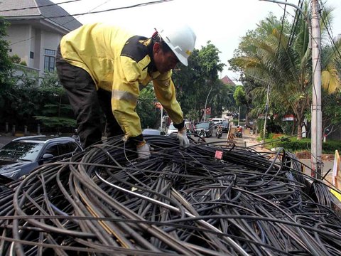 FOTO: Pemprov DKI Akhirnya Tertibkan Kabel-Kabel Semrawut di Jakarta