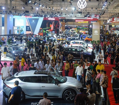 Ajang pameran otomotif GAIKINDO Indonesia International Auto Show (GIIAS) 2023 resmi dibuka sejak Kamis (10/8/2023) kemarin dan akan berlangsung hingga Minggu (20/8/2023) pekan depan.<br /><br />Pada hari kedua, GIIAS 2023 langsung dipadati ribuan pengunjung.