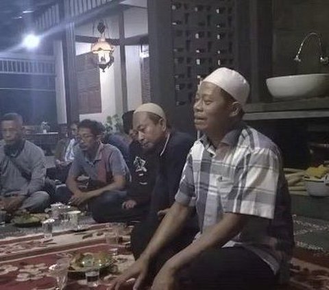 Di teras rumah juga kadang ada kumpul dengan warga desa. Meski artis, Caca tetap aktif di kegiatan desanya.