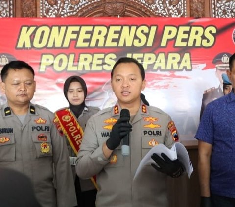 Seorang perempuan muda berinisial IN (28) diringkus polisi lantaran telah melakukan penipuan dengan modus lelang arisan fiktif atau bodong. Total korban yang menjadi korban 80 orang dengan kerugian mencapai Rp 1,2 miliar.