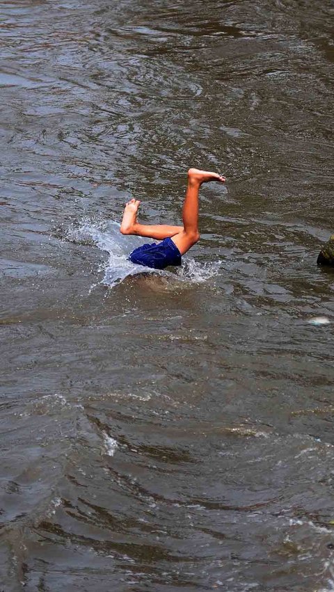 FOTO: Penampakan Debit Air di Kali Ciliwung Menyusut Saat Musim Kemarau