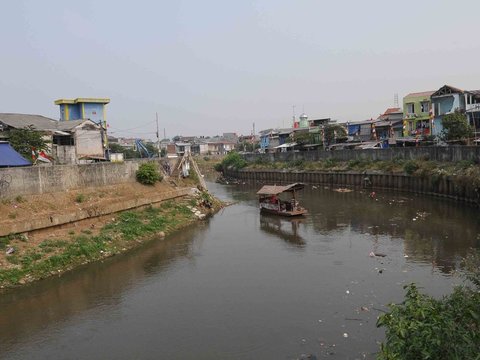 FOTO: Penampakan Debit Air di Kali Ciliwung Menyusut Saat Musim Kemarau