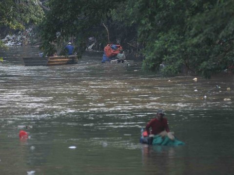 FOTO: Penampakan Debit Air di Kali Ciliwung Menyusut Saat Musim Kemarau