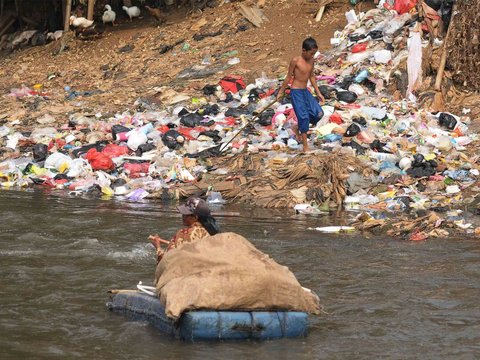 FOTO: Penampakan Debit Air di Kali Ciliwung Menyusut Saat Musim Kemarau