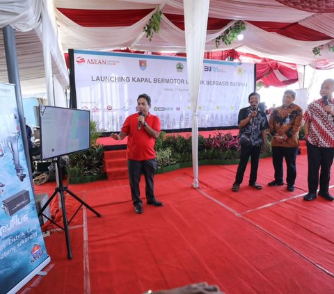 Gubernur Jawa Tengah (Jateng) Ganjar Pranowo bersama PLN melaunching Kapal Nelayan Bertenaga Listrik berbasis baterai untuk nelayan kecil di Tempat Pelelangan Ikan (TPI) Pandanarang, Kabupaten Cilacap, Jateng.