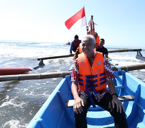 Selain menyokong fasilitas dan asuransi, Ganjar mengatakan pihaknya juga akan mengedukasi nelayan kecil agar bisa merasakan manfaat transisi energi itu.