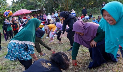 Ipuk sendiri ikut serta dalam lomba berebut bola bareng ibu-ibu setempat. Para ibu berpasangan, dan satu bola diletakkan di tengah mereka.