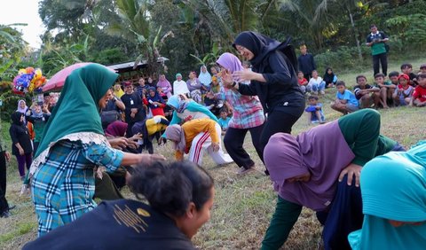 “Seru juga ternyata. Saya kalah sigap, kalah, tidak bisa merebut bola,” ucap Ipuk sambil tertawa usai bermain.