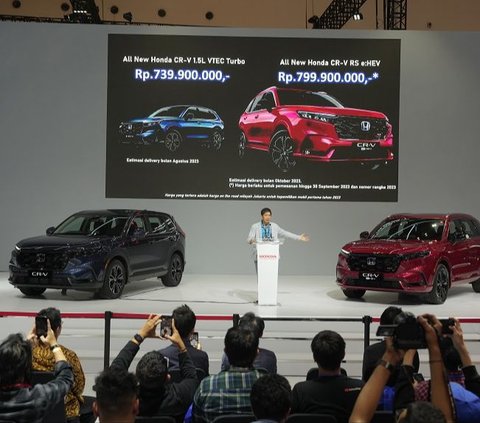 All New Honda CR-V ditawarkan dalam dua varian: <br /><br />1. All New CR-V 2.0L RS e:HEV (hybrid): Rp 799,9 juta <br /><br />2. All New Honda CR-V 1.5L Turbo: Rp 739,9 juta