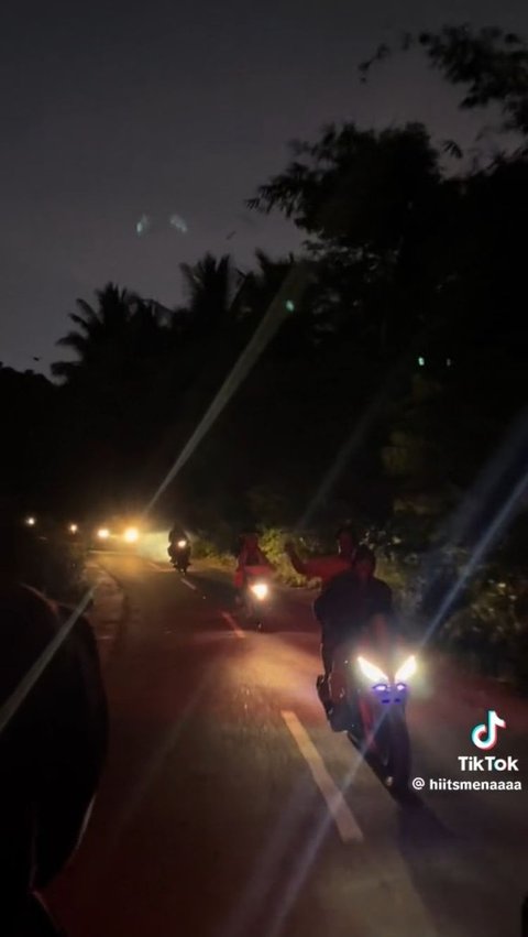 Usai berpamitan, beberapa warga pun tampak menaiki sepeda motor untuk mengantarkan kepergian anak KKN ke dermaga. Mereka tampak seperti mengawal para mahasiswa ini.