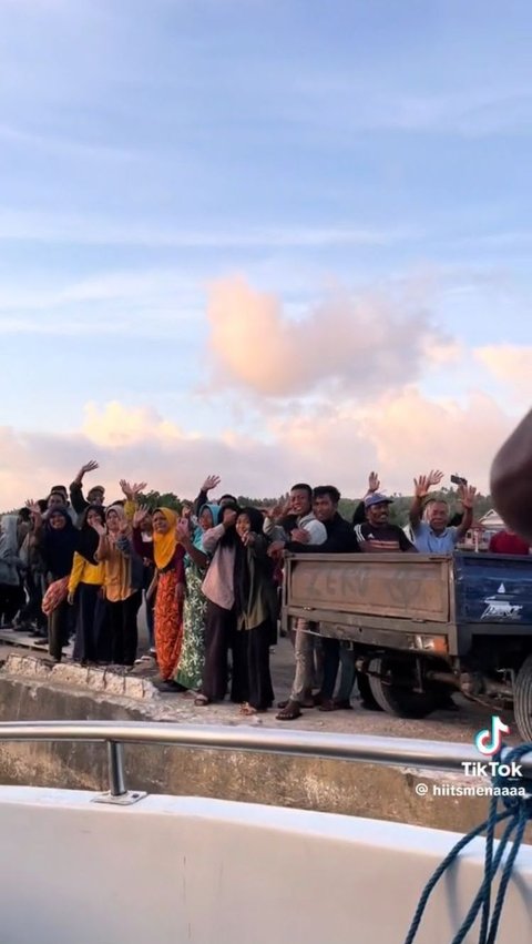 Diwarnai Isak Tangis, Ini Momen Perpisahan Mahasiswa KKN UGM dengan Warga Desa di Wakatobi