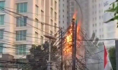 Bahaya Betul, Kabel Semrawut di Jalan Pakubowono Jaksel Terbakar