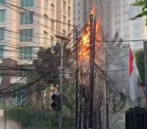 Bahaya Betul, Kabel Semrawut di Jalan Pakubowono Jaksel Terbakar