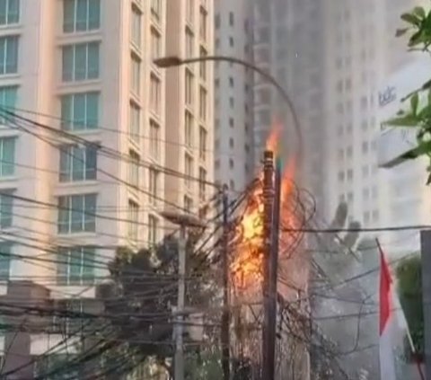 Bahaya Betul, Kabel Semrawut di Jalan Pakubowono Jaksel Terbakar