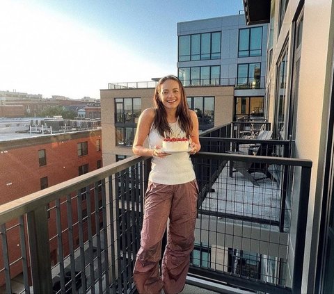 Momen Enzy Storia Rayakan Ultah ke 31 Secara Sederhana di Amerika. Pose Cantik di Balkon Rumah