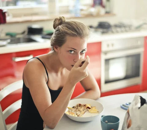 Yulia Baltschun menunjukkan bahwa diet yang sehat dan sukses memerlukan pendekatan yang ilmiah dan tepat. Jadi, jangan terburu-buru memutuskan diet ekstrem, tetapi ikuti nasihat dari para ahli dan tokoh seperti Yulia untuk mencapai hasil yang lebih baik dan berkelanjutan.