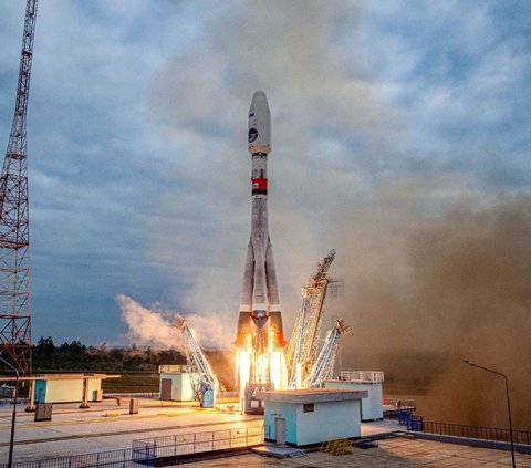 FOTO: Detik-Detik Rusia Luncurkan Robot Penjelajah Luna-25 dalam Misi Ambisius Mencari Air di Bulan