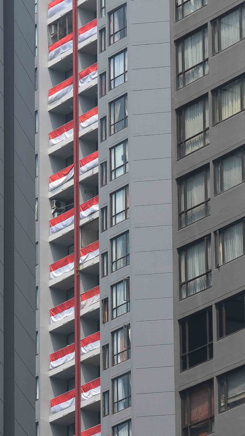 Pemasangan bendera merah putih secara bersamaan ini dilakukan oleh pihak manajemen gedung apartemen.