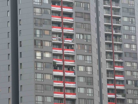 FOTO: Jelang HUT Kemerdekaan RI, Puluhan Bendera Merah Putih Hiasi Apartemen di Jakarta