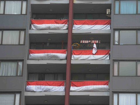 FOTO: Jelang HUT Kemerdekaan RI, Puluhan Bendera Merah Putih Hiasi Apartemen di Jakarta