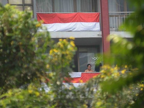 FOTO: Jelang HUT Kemerdekaan RI, Puluhan Bendera Merah Putih Hiasi Apartemen di Jakarta