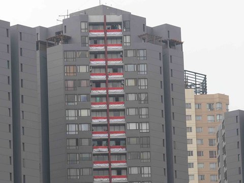 FOTO: Jelang HUT Kemerdekaan RI, Puluhan Bendera Merah Putih Hiasi Apartemen di Jakarta