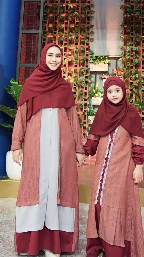 Tampil Begitu Menggemaskan! Inilah 8 Potret Anak Selebriti Belajar Menggunakan Hijab Sejak Kecil - Kian Mirip Ibunya