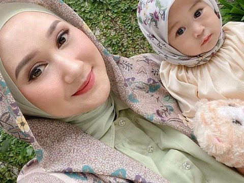 Tampil Begitu Menggemaskan! Inilah 8 Potret Anak Selebriti Belajar Menggunakan Hijab Sejak Kecil - Kian Mirip Ibunya