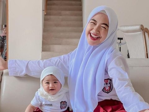 Tampil Begitu Menggemaskan! Inilah 8 Potret Anak Selebriti Belajar Menggunakan Hijab Sejak Kecil - Kian Mirip Ibunya