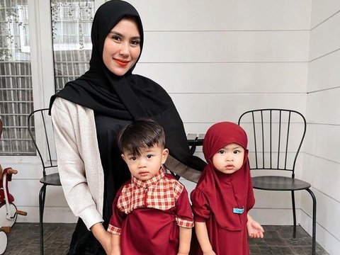 Tampil Begitu Menggemaskan! Inilah 8 Potret Anak Selebriti Belajar Menggunakan Hijab Sejak Kecil - Kian Mirip Ibunya