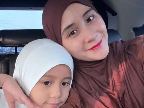 Tampil Begitu Menggemaskan! Inilah 8 Potret Anak Selebriti Belajar Menggunakan Hijab Sejak Kecil - Kian Mirip Ibunya