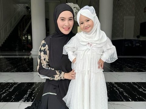 Tampil Begitu Menggemaskan! Inilah 8 Potret Anak Selebriti Belajar Menggunakan Hijab Sejak Kecil - Kian Mirip Ibunya