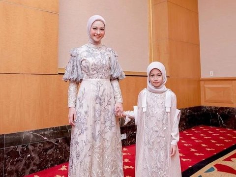 Tampil Begitu Menggemaskan! Inilah 8 Potret Anak Selebriti Belajar Menggunakan Hijab Sejak Kecil - Kian Mirip Ibunya