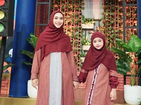 Tampil Begitu Menggemaskan! Inilah 8 Potret Anak Selebriti Belajar Menggunakan Hijab Sejak Kecil - Kian Mirip Ibunya