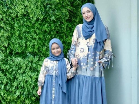 Tampil Begitu Menggemaskan! Inilah 8 Potret Anak Selebriti Belajar Menggunakan Hijab Sejak Kecil - Kian Mirip Ibunya