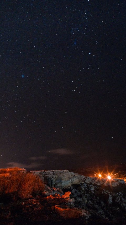 Salah satu hal yang paling menarik tentang hujan meteor Perseid adalah kemampuan kita untuk menyaksikannya dengan mata telanjang, tanpa perlu peralatan seperti teleskop atau teropong. Dalam panduan untuk menyaksikan hujan meteor ini, ada beberapa langkah sederhana yang bisa kita ikuti: