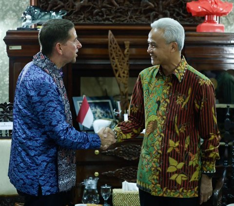 Gubernur Jawa Tengah Ganjar Pranowo menerima kunjungan Kepala Keuangan Negara Bagian Queensland Australia Cameron Dick MP di rumah dinas Puri Gedeh, Kota Semarang, Jateng, Jumat (11/8) malam.