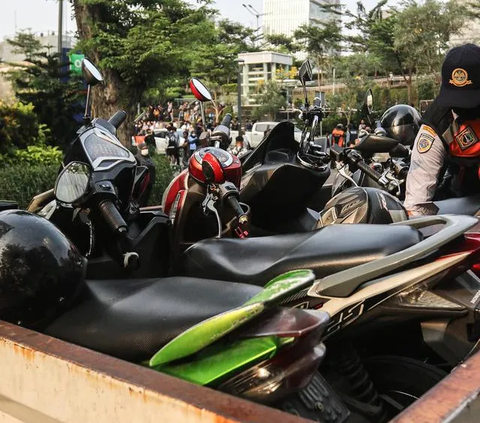 Juru Parkir Liar Patok Rp10 Ribu di Taman Lapangan Banteng, Heru Budi: Jangan Bayar!