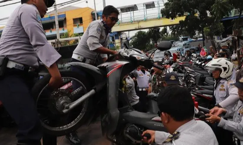 Juru Parkir Liar Patok Rp10 Ribu di Taman Lapangan Banteng, Heru Budi: Jangan Bayar!