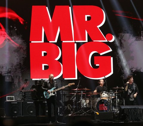 Semantara itu, ada penampilan grup musik rock asal Amerika Serikat, Mr. Big di ajang The 90's Festival 2023 pada hari pertama Sabtu (12/8/2023).
