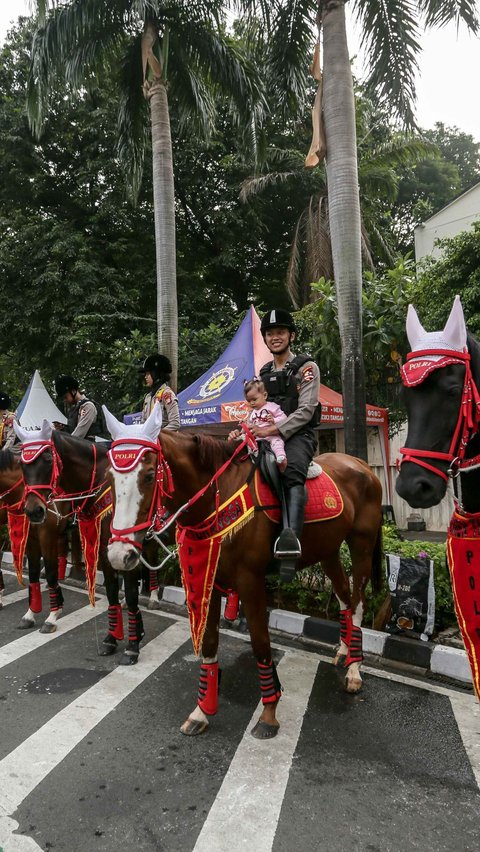 Kehadiran Polisi Berkuda itu tentunya sangat menarik perhatian warga di Hari Bebas Kendaraan Bermotor di kawasan tersebut.