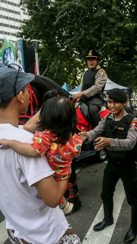 Antusiasme mereka terlihat saat diajak berfoto bersama Polisi Berkuda dari Detasemen Turangga Direktorat Polisi Satwa Polri.