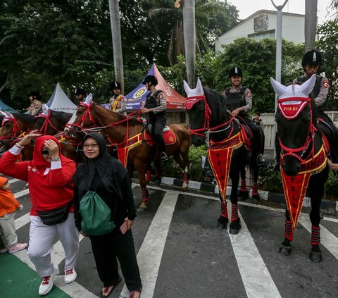 Tak hanya anak-anak, orang dewasa pun tak mau melewatkan kesempatan ini.<br /><br />Mereka juga berfoto di depan pasukan Polisi Berkuda dari Detasemen Turangga Direktorat Polisi Satwa Polri.